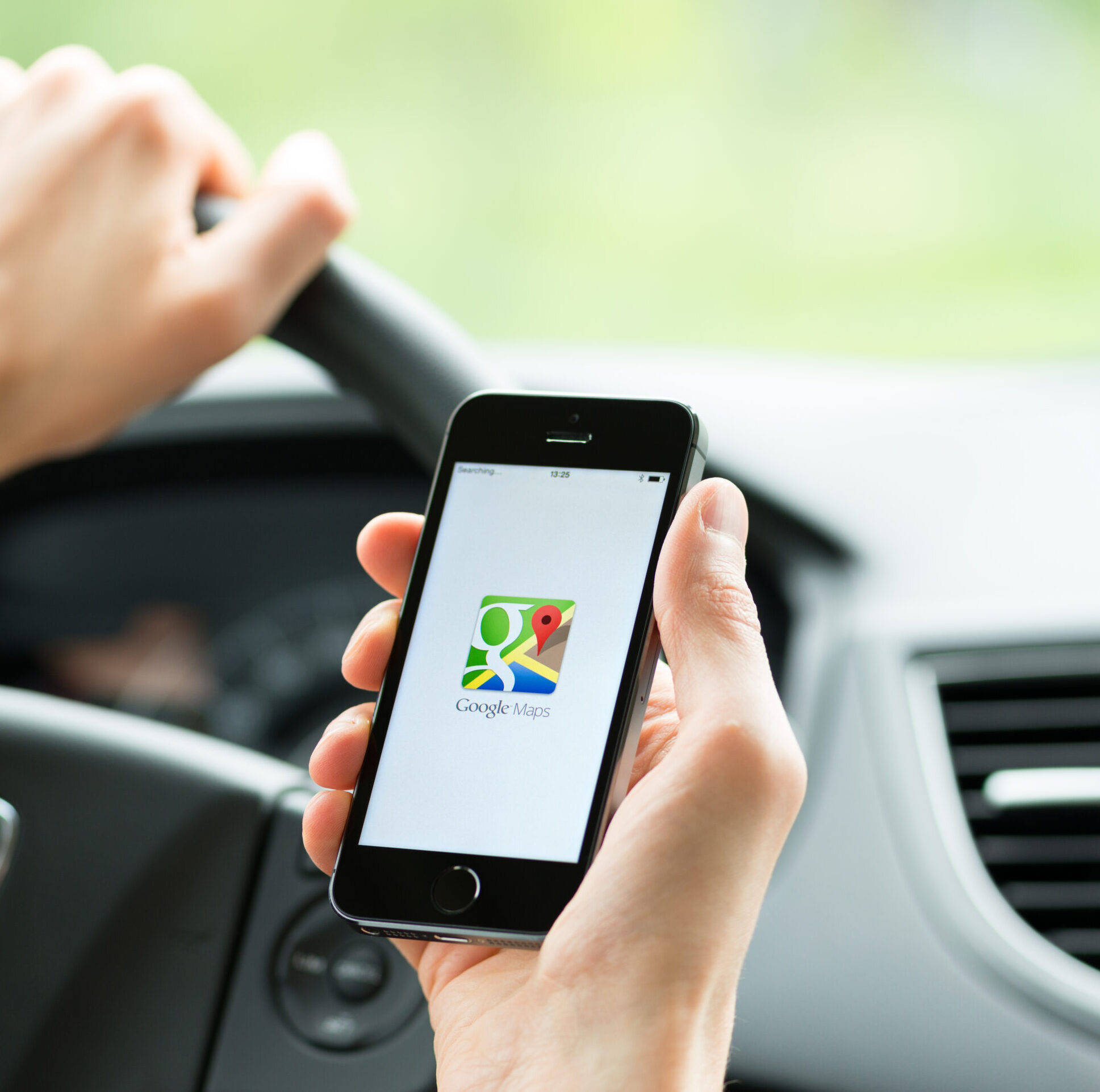 Navigating the World with Ease: Apple Maps and Assistive Technologies 