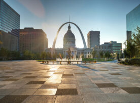 Kiener Plaza And The Gateway Arch In St. Louis, Missouri.