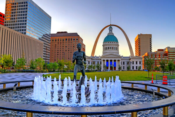 Kiener Plaza And The Gateway Arch In St. Louis, Missouri