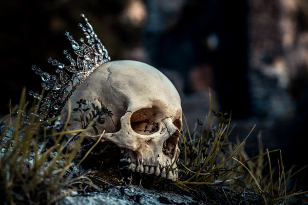 Fatal perfection. A skull wearing a crown as a reference to Macbeth.